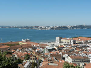 Blick über Lissabon zum Tejo